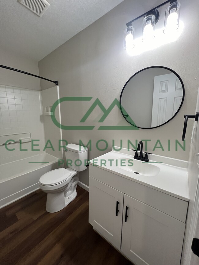 Building Photo - MOVE-IN SPECIAL! 1 MONTH FREE - Modern Upd...