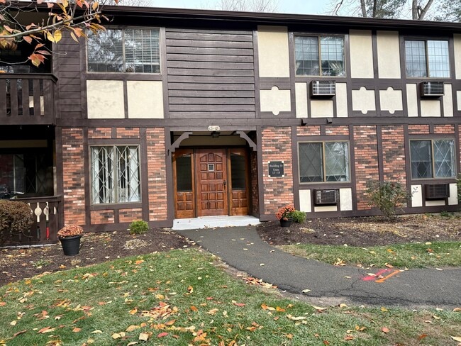 Building Photo - 17 Rollingwood Dr