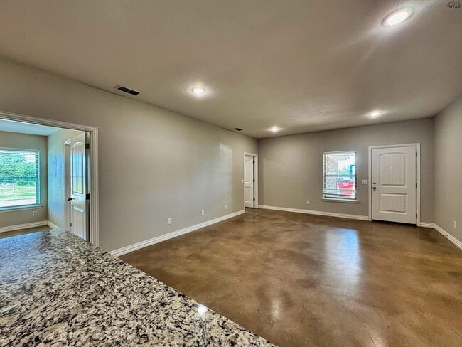 Building Photo - 406 E China St