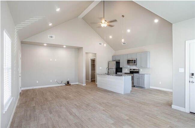 Building Photo - 910 Vly Oaks Ln