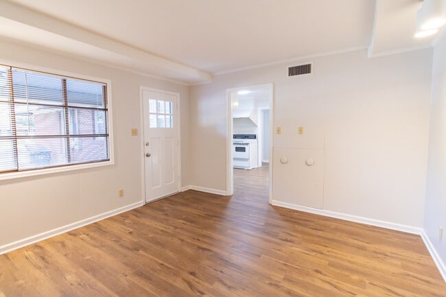 Building Photo - 2400 Hampstead Ln