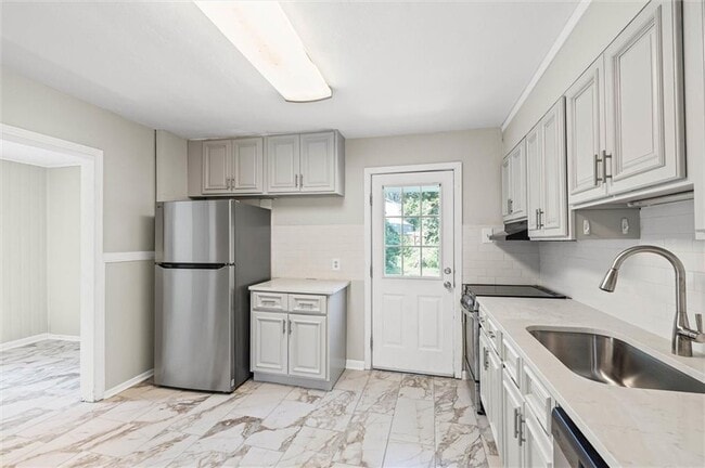 Building Photo - 555 Shady Oak Dr