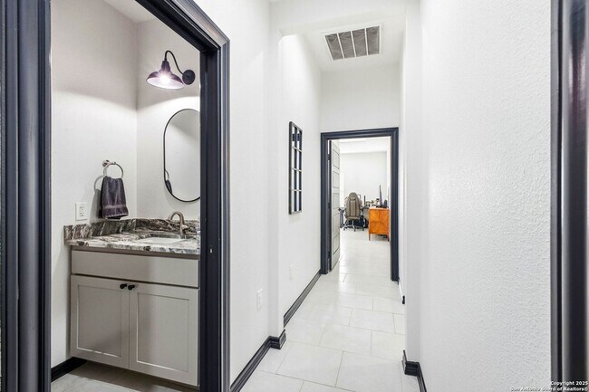 Building Photo - 418 Tawny Oak Cir