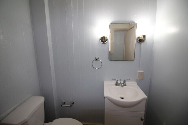 Building Photo - 4 Bedroom Home on West Side!