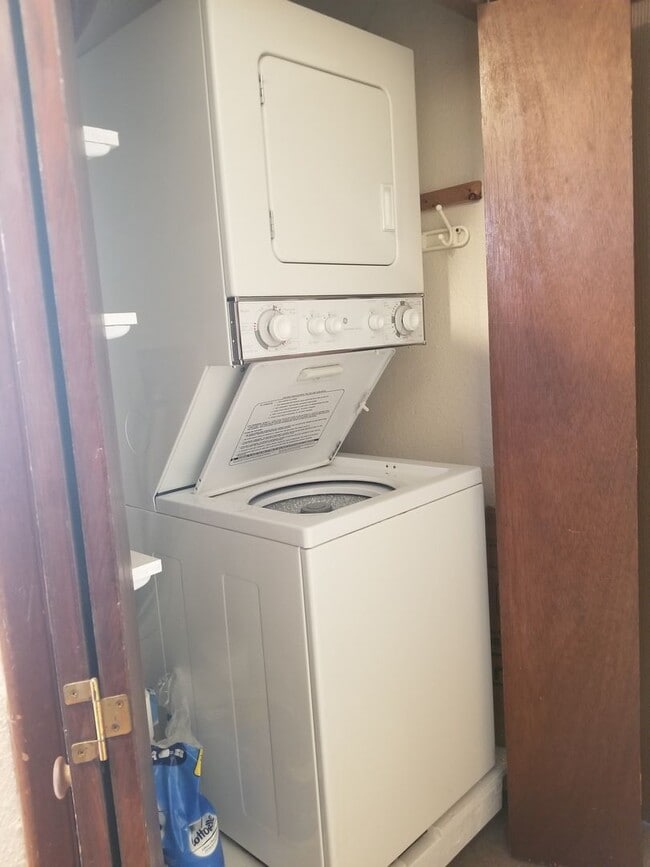 Building Photo - 2 bedroom, 1.5 bath bath two story duplex near parks and trails, lawn and snow included