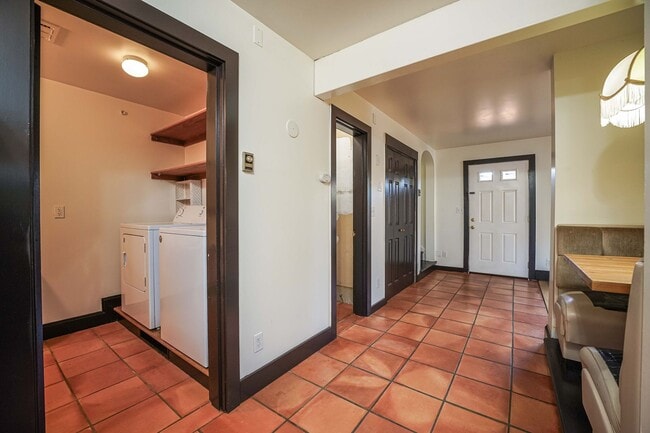 Building Photo - 2 Bedroom 1.5 Bath Farm House