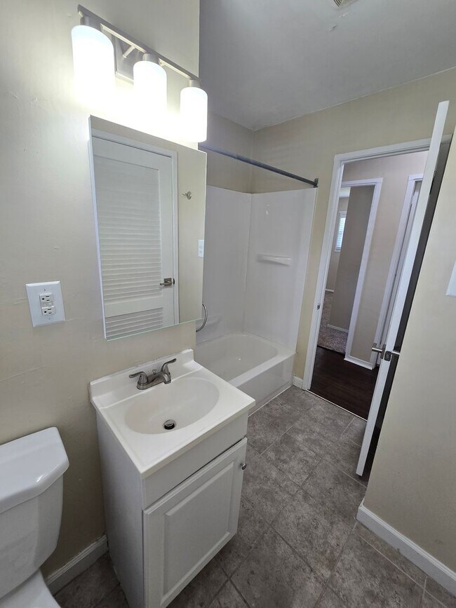 Building Photo - YOU CAN STOP YOUR SEARCH! Jeffersontown / Jtown Rental with 3 Bedrooms, 1 Full Baths, Ranch, 1 Ca...