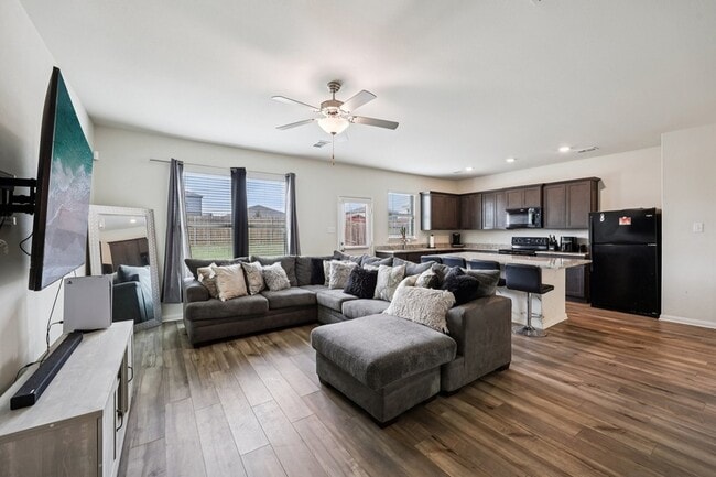 Building Photo - 1927 Churchill Downs Dr