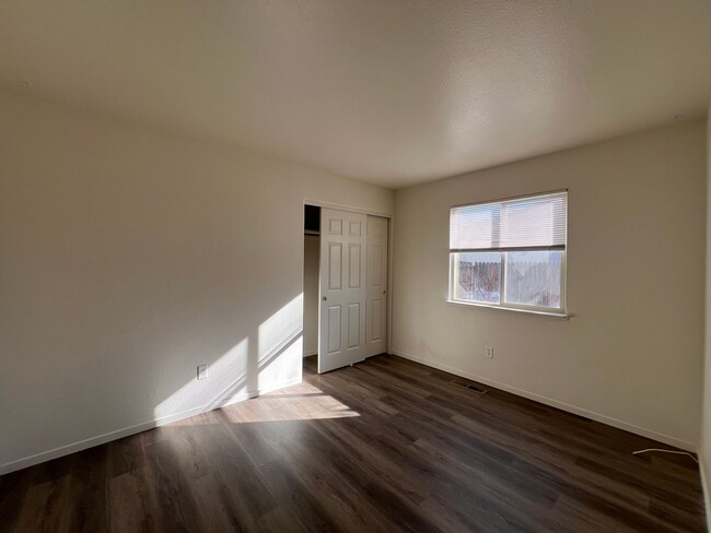 Building Photo - Cute 2 bedroom home located in Donner Trails!