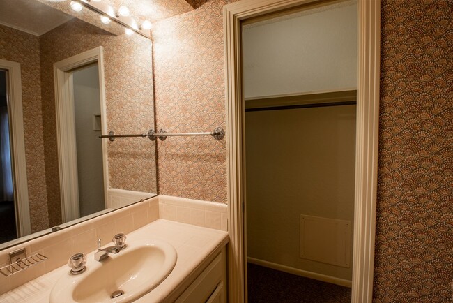 Building Photo - 1127 Lois St