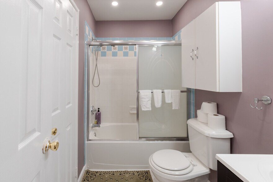 Building Photo - 2390 Hunters Square Ct