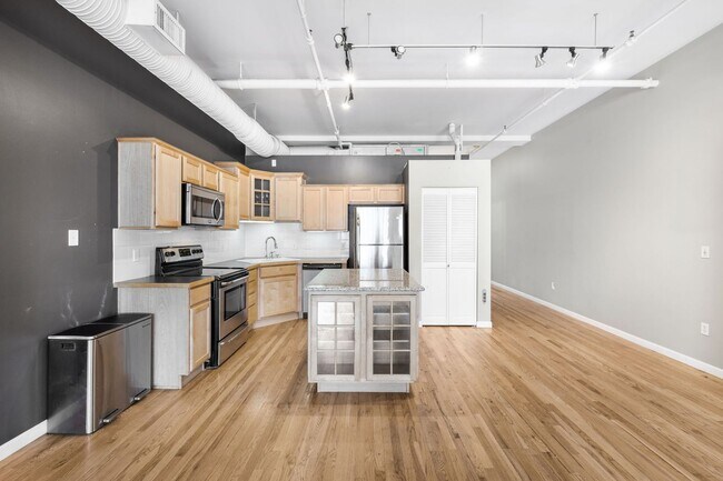 Building Photo - Spacious 1BD, 1BA Downtown Condo with Parking Spot