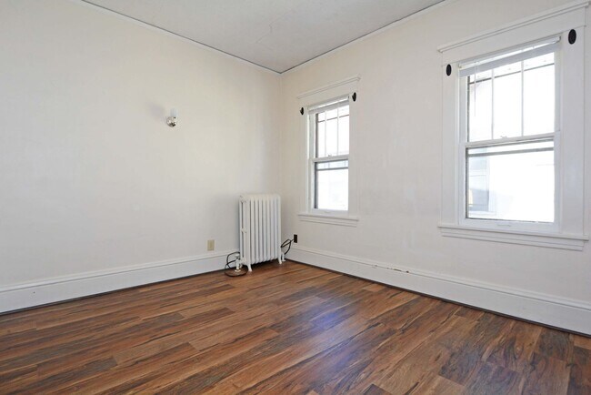 Building Photo - Spacious 2-Bedroom Unit in Minneapolis - Great Location!