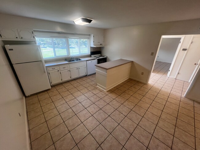 Building Photo - 147 Mountain View Dr SW