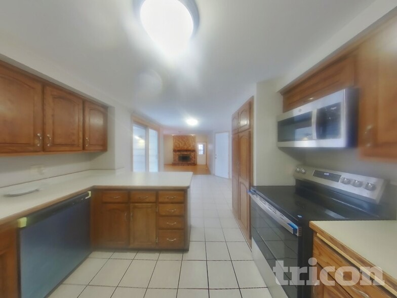 Building Photo - 4845 Orleans Ln N