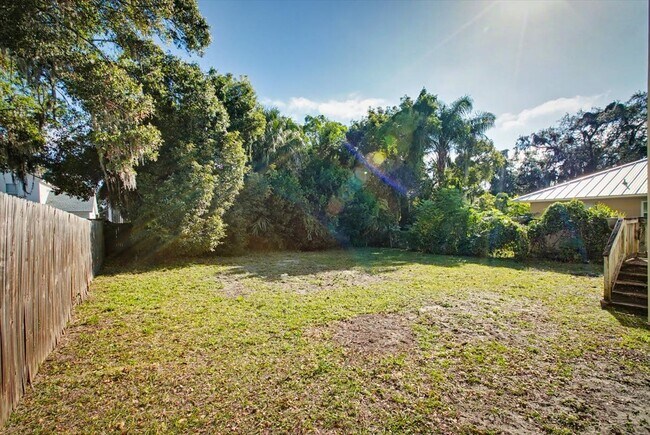 Building Photo - 1217 Clock St