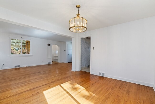 Building Photo - Newly Renovated 3Bd/1.5 Bath Home -- Avail...