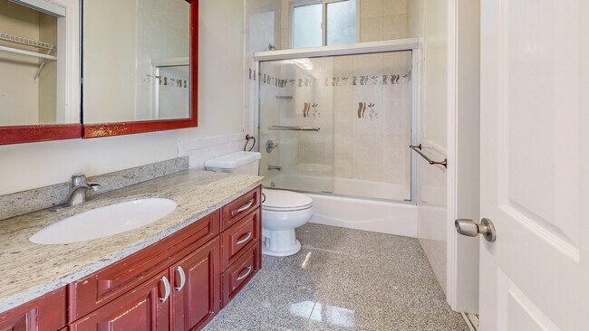 Building Photo - 1627 Clay St