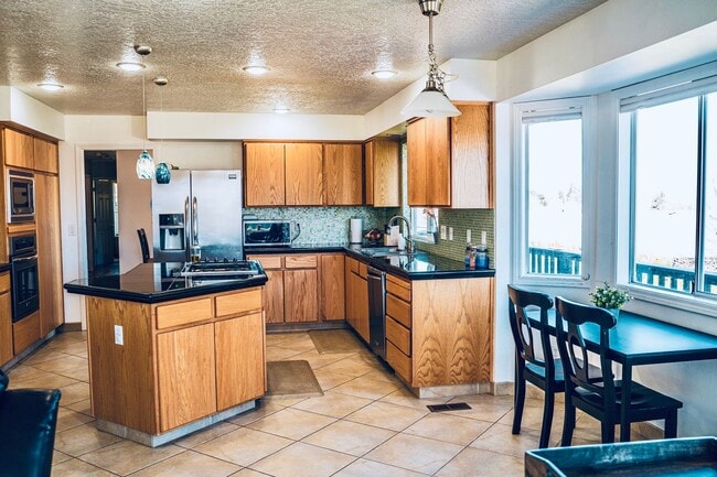 Building Photo - Argay Terrace Day Ranch with Views!