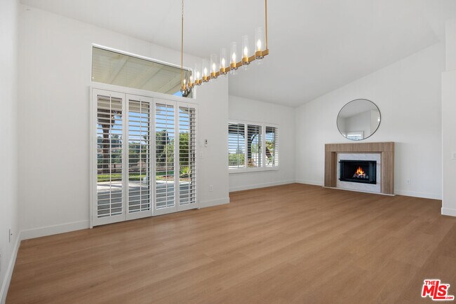 Building Photo - 655 Calle Ladera
