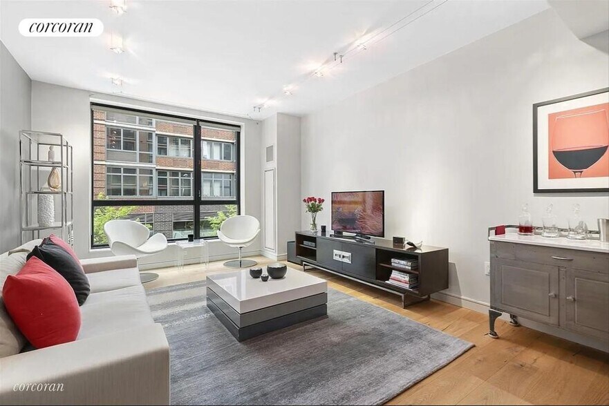 Building Photo - 540 W 28th St