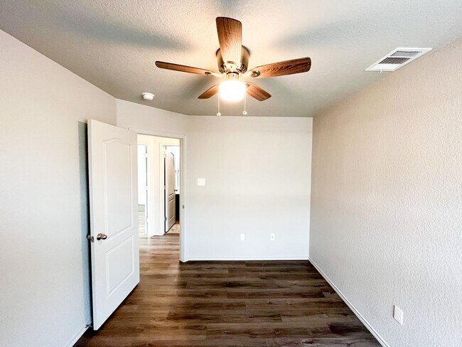 Building Photo - 1606 Risen Star Ln