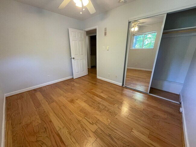 Building Photo - Sweet Spot in Carrboro! Inviting, updated 3br 2ba condo...Walk to Weaver St. & minutes to UNC