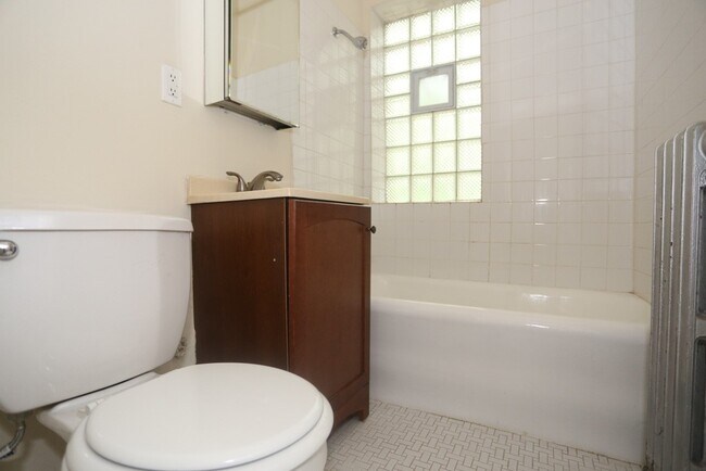 Building Photo - 4644 N Paulina St