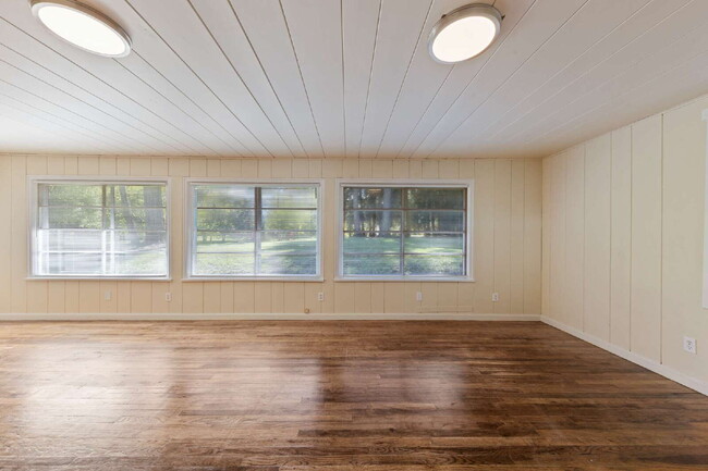 Building Photo - Updated 3 bedroom duplex