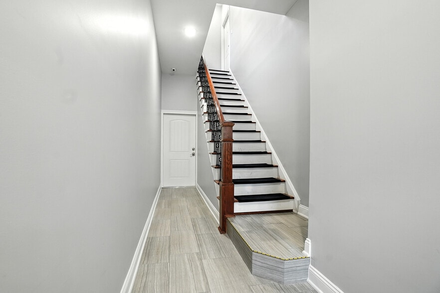 Building Photo - 159 Elm St
