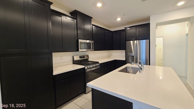 Building Photo - 3 Bedroom 3 Bath Townhouse