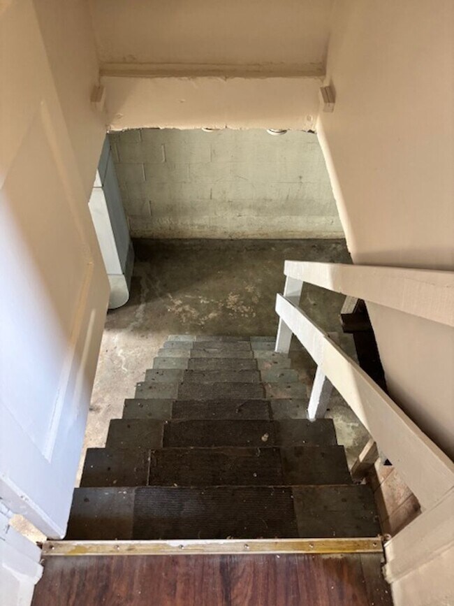 Building Photo - 925 Stanley Ave