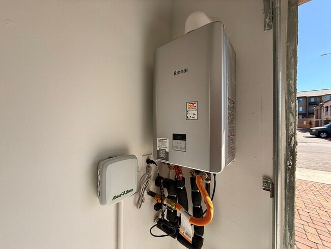 Building Photo - 4 BED 3 BATH 2 CAR GARAGE TOWNHOUSE + LOFT ON CORNER LOT w/ BALCONY