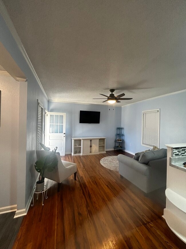 Living - 2511 Mashburn Rd