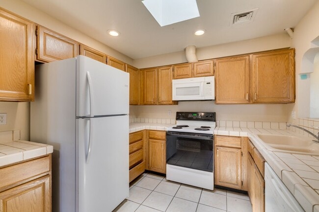 Building Photo - 2nd Floor Condo Near UNLV