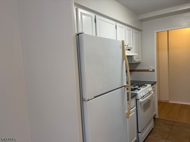 Building Photo - 467 Valley St