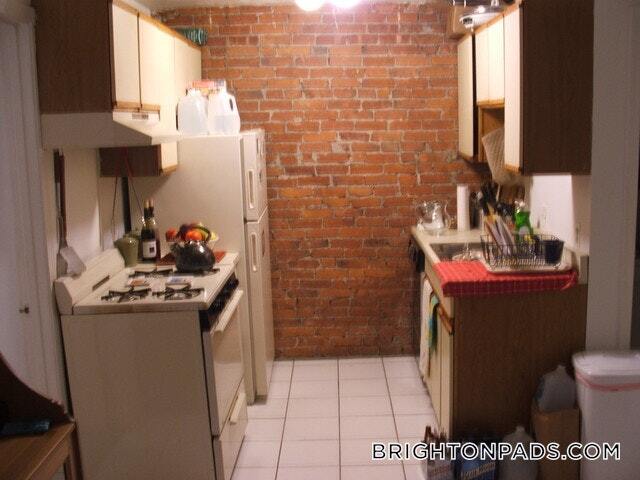 Building Photo - 64 Murdock St