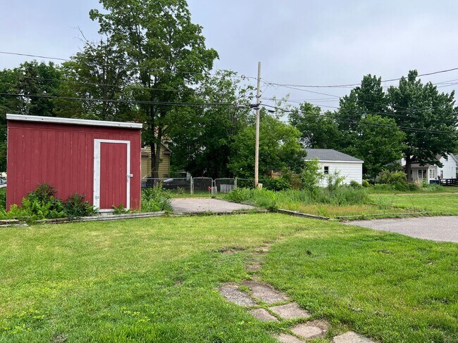 Building Photo - 4 Bedroom 2 Bath House Available in Wausau NOW!