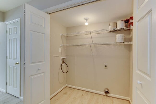 Building Photo - Updated 3-Bedroom Yorktown Townhouse with Private Yard and Community Amenities