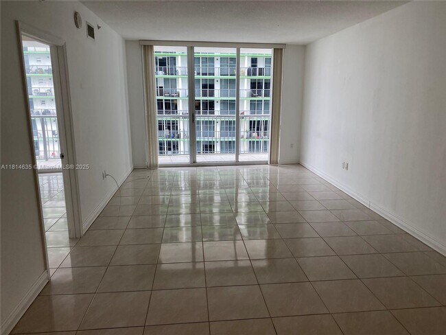 Building Photo - 1750 N Bayshore Dr