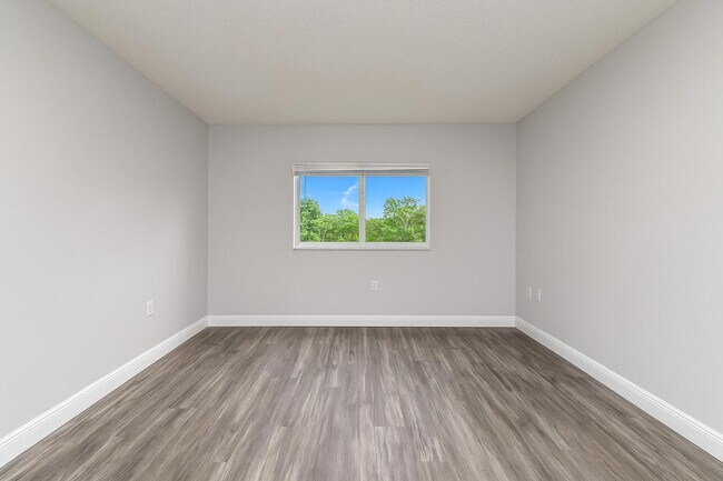 Building Photo - 704 SW 81st Ave