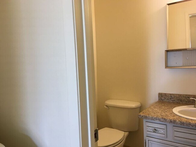 Building Photo - Quiet Condo for Rent