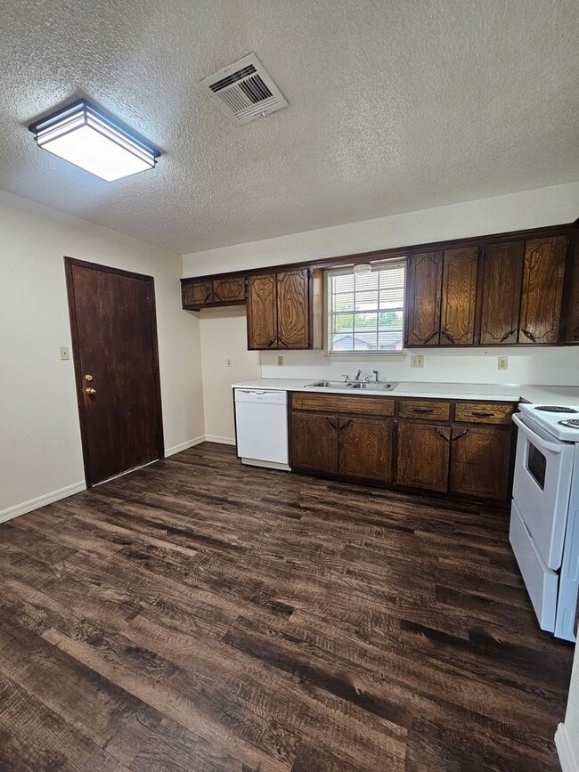 Building Photo - (4) Bed/(2) Bath New Flooring and Fresh Pa...