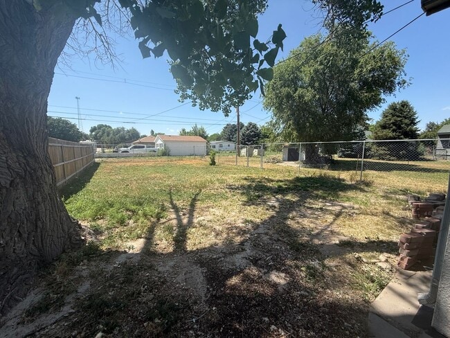 Building Photo - Two bedroom, One bathroom, Pet friendly ho...