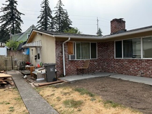 Building Photo - 7232 SE Insley St