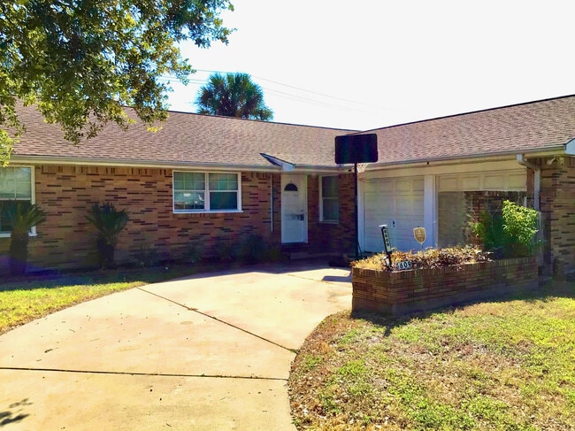 Building Photo - 6609 Golf Crest Dr