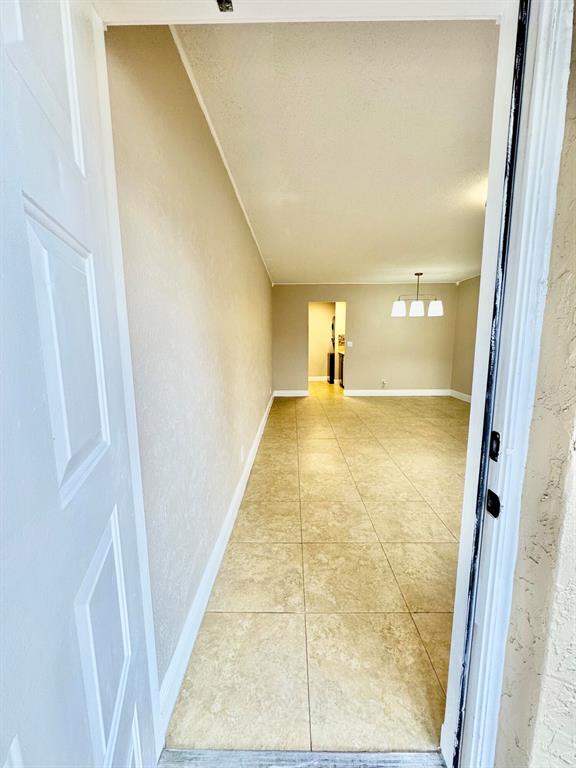 Building Photo - 10008 Twin Lakes Dr