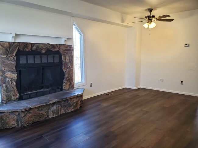 Building Photo - Townhome (end unit) with 2 bedrooms, 1.5 bath