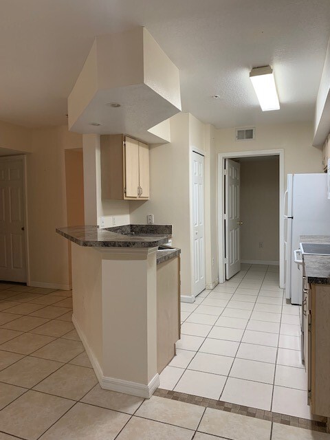 Kitchen - 738 Crest Pines Dr