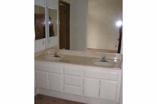 Building Photo - 520 Via De La Valle